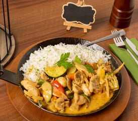 Putenstreifen mit frisch gebratenem Gemüse in Rahmsauce und Basmati Reis
