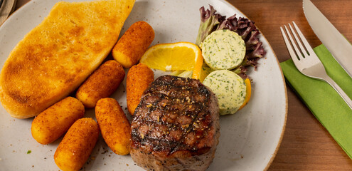 Rinderfilet mit Kroketten und Röstbrot dazu Kräuterbutter