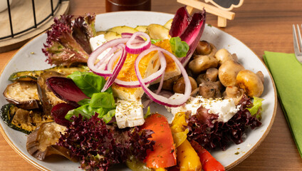 Antipasti gemischter Vorspeisenteller mit frischen Champignons, Paprika, Auberginen und Zucchini