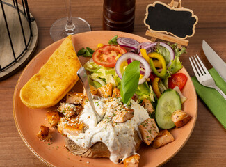 Baked Potato mit gebratenem Sesam und Lachsstreifen dazu Salatbeilage