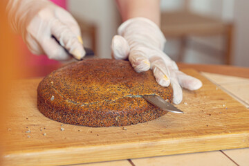 Women's hands cut the cake of the future cake.