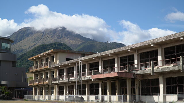 長崎南島原から見る雲仙普賢岳と旧大野木場小学校