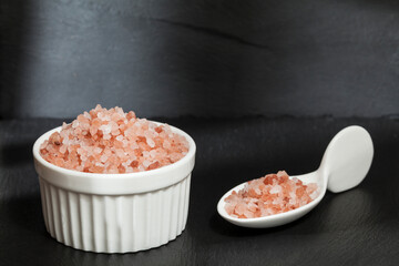 Fototapeta na wymiar Salt - Crystals of salt pink of Himalayan.