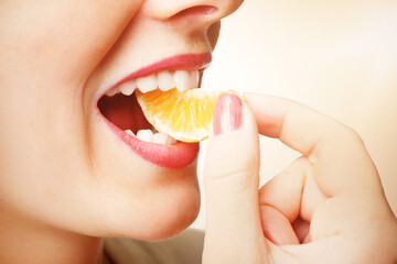 Frau isst Orange