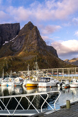Widok na wyspie Moskenoya, należącej do archipelagu Lofoty w Norwegii © Dreamnordno