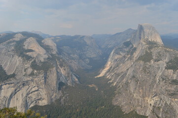 Obraz premium Hiking, climbing and camping in the beautiful Yosemite National Park and valley in California, USA