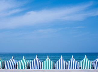 Casetas de playa de rayas en Zarautz (Gipuzkoa) en un día soleado de verano con el mar al fondo