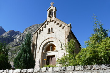 Fototapeta premium Eglise dans le parc national des écrins en France