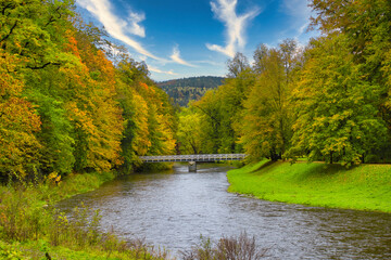 Herbstbild mit Flussbrücke