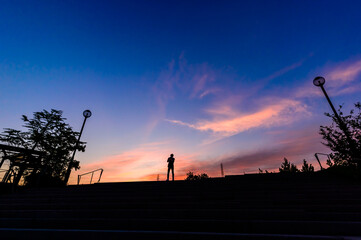 Fototapeta na wymiar 綺麗な夕焼けの日、宝塚山手台北公園の展望台、シルエット、5月29日、日本