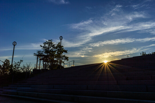 太陽の沈む瞬間の風景、シルエット、兵庫県宝塚市の北公園、6月20日、日本