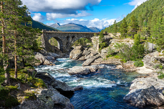 Urlaub in S&uuml;d-Norwegen N&auml;he Trollstigen: die sch&ouml;ne alte Steinbr&uuml;cke Romsdalen Bridge