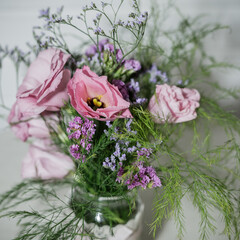 flor rosa violeta, verdes