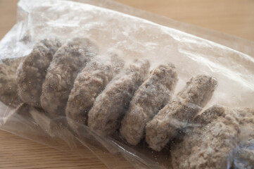ビニール袋に入った沢山の冷凍ハンバーグ