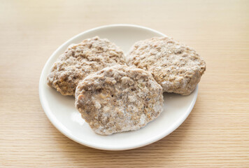 皿の上の冷凍ハンバーグ