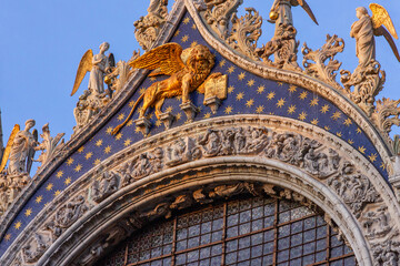 Obraz premium Golden lion on Saint Mark Cathedral. Venice, Italy. San Marco Basilica exterior architecture