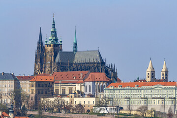 Obraz premium Prag, Stadt an der Moldau mit Blick auf die Prager Burg