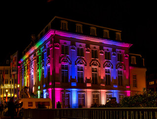 Altes Rathaus von Bonn bei Nacht mit bunten Farben