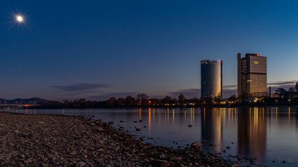 Bonn und sein Wahrzeichen am Abend mit Tower und Rhein