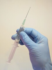 Mano de médico o enfermero sujetando la jeringuilla de una vacuna