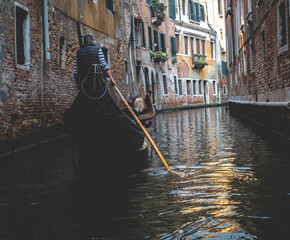 Fototapeta na wymiar Gondola between the canals of Venice