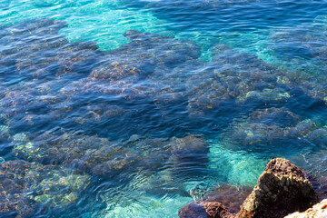 Obraz premium Clear seawater that reveals the seabed