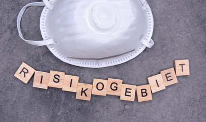 FFP2-Maske und RISIKOGEBIET - in Großbuchstaben