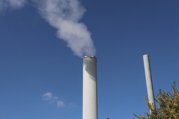 Cheminées de la chaufferie urbaine de Vénissieux, chaufferie alimentée par biomasse, gaz et fioul, et fonctionnant en cogénération , ville de Vénissieux, département du Rhône, France