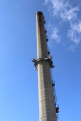 Cheminées de la chaufferie urbaine de Vénissieux, chaufferie alimentée par biomasse, gaz et fioul, et fonctionnant en cogénération , ville de Vénissieux, département du Rhône, France