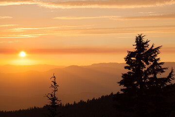 Fototapeta na wymiar Sunset Landscape and Sky High Cascade Mountains