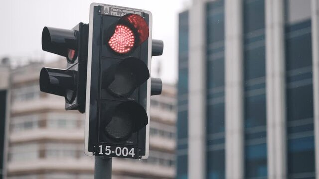 traffic light turns from red to green