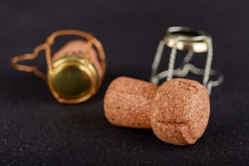 Natural champagne bottle cork. System for closing the bottle with sparkling wine.