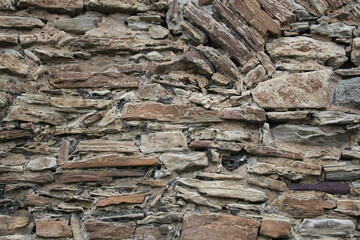 WINCHELSEA, EAST SUSSEX, UK - JULY 12th 2020 : The Landgate entrance arch to Winchelsea in East Sussex, dating from 1300 part of old town wall, Winchelsea, East Sussex, UK