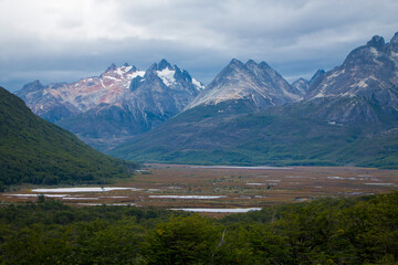Valle   que separa monta&ntilde;as de Tierra del Fuego.    