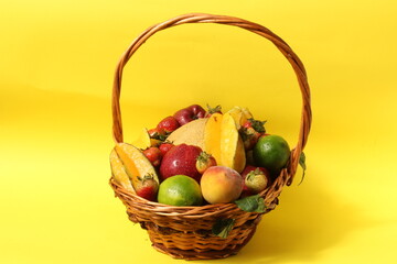 Canasta de frutas fondo amarillo