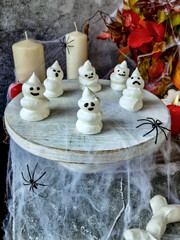 Funny meringue ghosts for Halloween 