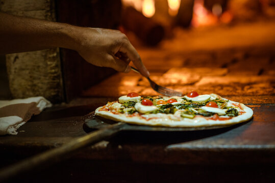 Pizza no forno a lenha