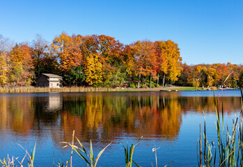 Obraz premium Autumn sunset at lake in Pennsylvania
