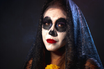 Retrato De Mujer Mexicana En Disfraz De Catrina Para Dia De Muertos  Tradicional Mexicano Calaverita De Azucar Wall Mural-Gener Vázquez