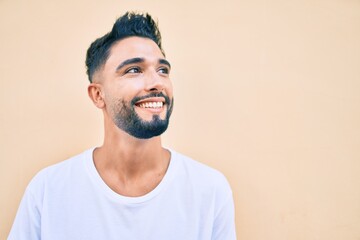Obraz premium Young arab man smiling happy walking at the city.
