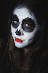 Retrato de mujer mexicana en disfraz de catrina para dia de muertos tradicional mexicano calaverita de azucar