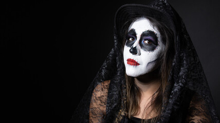 Retrato de mujer mexicana en disfraz de catrina para dia de muertos tradicional mexicano calaverita de azucar