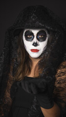 Retrato de mujer mexicana en disfraz de catrina para dia de muertos tradicional mexicano calaverita de azucar