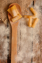 Fototapeta na wymiar pasta fresca con farina sul tavolo di legno
