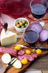 Salame , formaggio e vino rosso con olive
