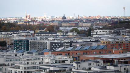 Obraz premium Stockholm, Sweden - 2020.10.18: Birdseye view of the Södermalm municipality and other surrounding districts in southern Stockholm. Photo taken on top of ski slope Hammarbybacken.