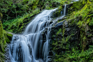 piękny górski wodospad, siła i piękno natury woda kamienie i zieleń
