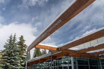 Obraz premium Street view of Town of Banff. Banff Community High School. Banff, Alberta, Canada.