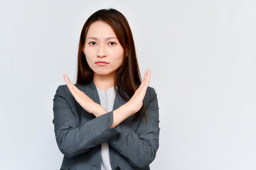 バツのポーズをとる女性