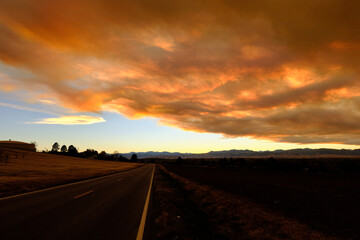 Fototapeta na wymiar Smoke from the nearby Cameron Peak forest fire obscures a beautiful sunset in Westminster Colorado